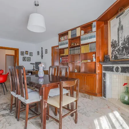 Puerta De Carmona Apartment *