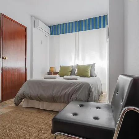 Puerta De Carmona Apartment *